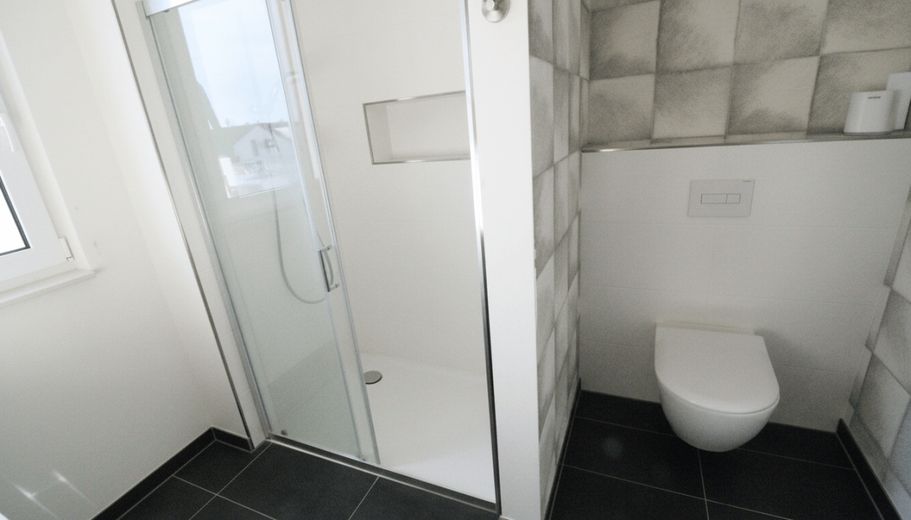 WRS Immobilien - Niederdorfelden - casa a schiera di testa come nuova con buone dotazioni + garage – DG - Duschbad