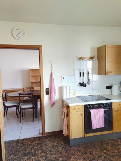 Großzügiges Reihenmittelhaus mit 222m² in Muffendorf, Einliegerwohnung und sonnigem Atriumgarten – Küche mit Blick in Essbereich