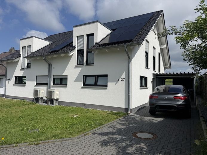 Moderne Doppelhaushälfte mit großem Garten, Weitblick &amp; Carport in Werste – Straßenansicht