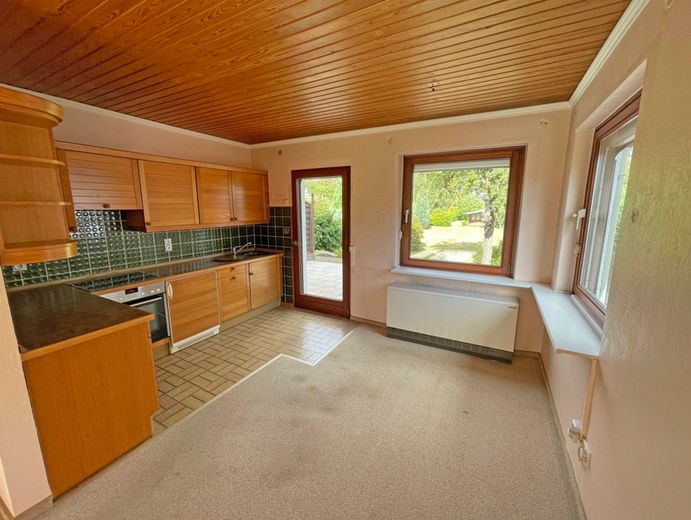 1.296 m² arsa – Tek ailelik ev veya 2 konut birimli ikiz ev mümkün – Essbereich / Küche
