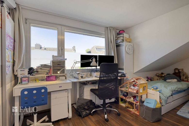 DG-Traum mit Kamin &amp; großem Balkon ins Grüne | 110 m² – Kinderzimmer