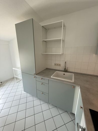 1-Zimmer-Dachgeschosswohnung mit Balkon und neuer Einbauküche – Küche
