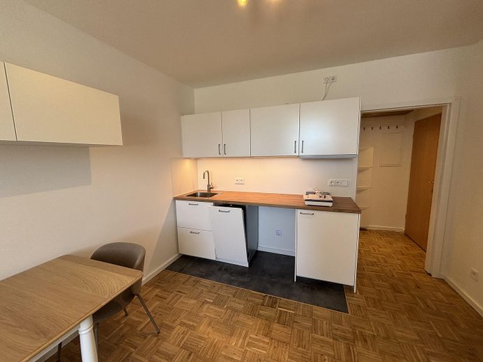 Erstbezug nach Sanierung – Ruhiges 1-Zimmer-Apartment in zentraler Lage – Küchenzeile