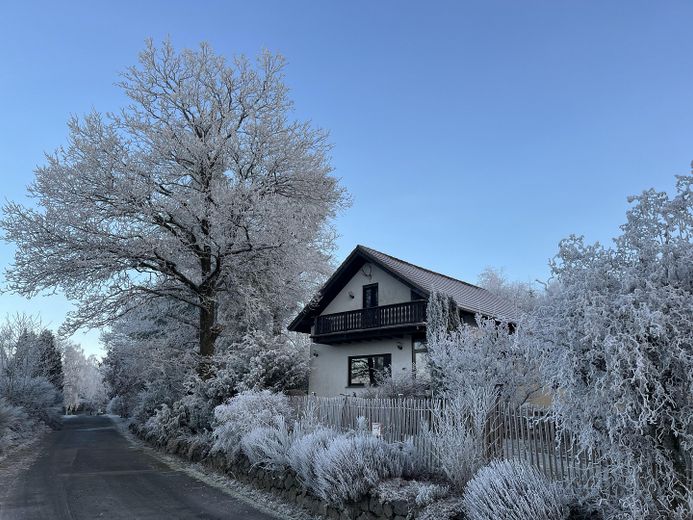 Fereinhaus Anwesen in exponierter Aussichtslage auf einem Höhenzug nahe Nürburgring provisionsfrei – Winterkulisse