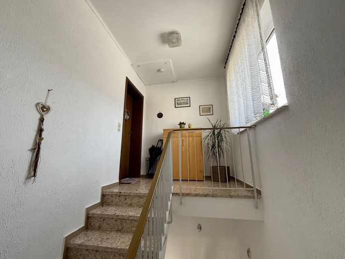 Menden: Vermietete Eigentumswohnung mit Balkon und Stellplatz - Optimal für Kapitalanleger! – Treppenhaus/Zugang zur Wohnung