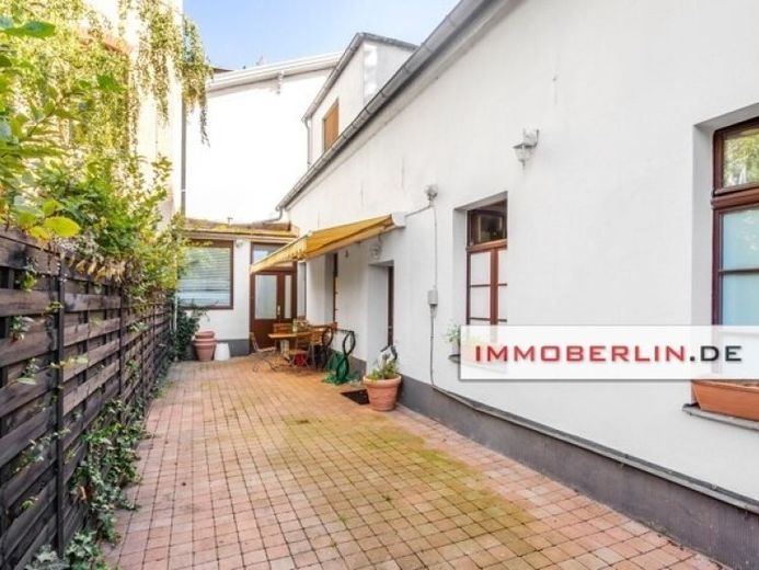 IMMOBERLIN.DE - Perfekt im Zehlendorfer Zentrum: Saniertes Wohn- + Geschäftshaus mit Restaurant – Foto 1