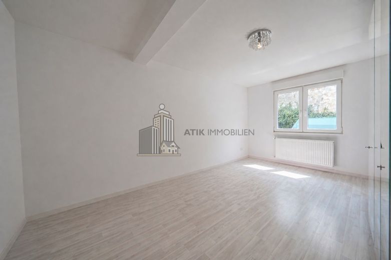 ATIK: Saniertes Ein- bis Zweifamilienhaus mit großem Grundstück und vielseitigem Nutzungspotenzial – Schlafzimmer EG