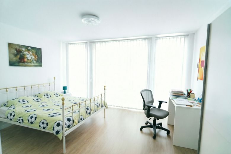 Sonnige 4 Zim., 2 Bäder, Balkone, Kamin, freier Blick, S-Bahn+ See 5 Min., Supermärkte 1-2 Min. – Masterzimmer