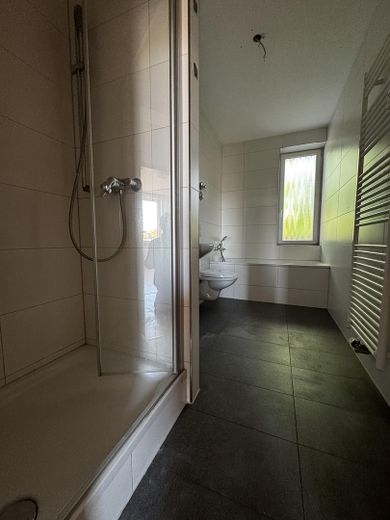 Badezimmer mit Dusche und Wann