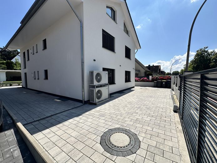Moderne Wohnung im Neubau mit Balkon & energieeffizienter Ausstattung in Geesthacht – Stellplatz