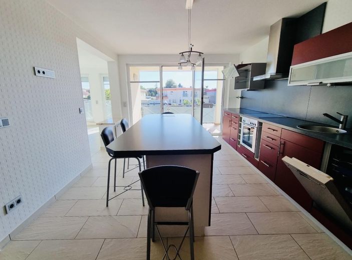 Piso dúplex de 4 habitaciones en propiedad con vistas al lago – Wohnküche mit Balkon