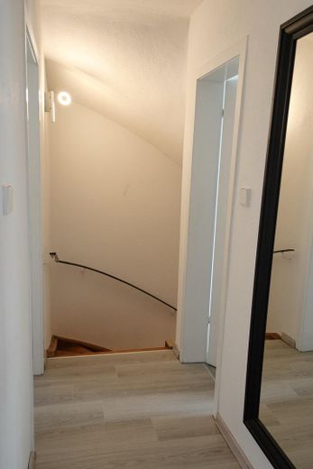 Gemütliches & bezugsfertiges Reihenmittelhaus in ruhiger, zentraler Lage von Senden Ay – Treppenabgang