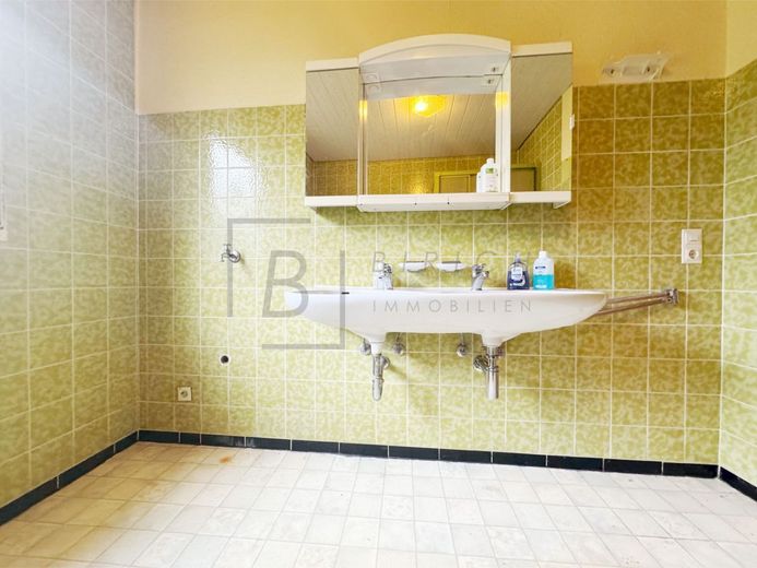 Großzügige 4-Zimmer-EG-Wohnung mit Balkon, Garage und attraktivem Entwicklungspotenzial – Bad