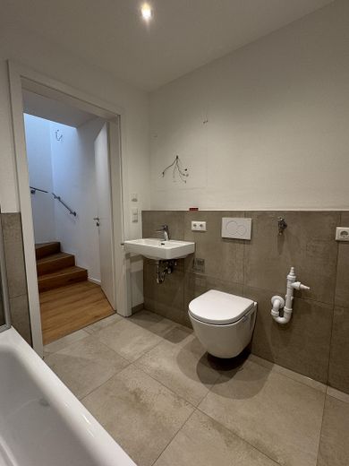 Sonnige 4-Zimmer Wohnung // Garten, EBK und hohen Decken // Neubau in Langenbach – Bad 2