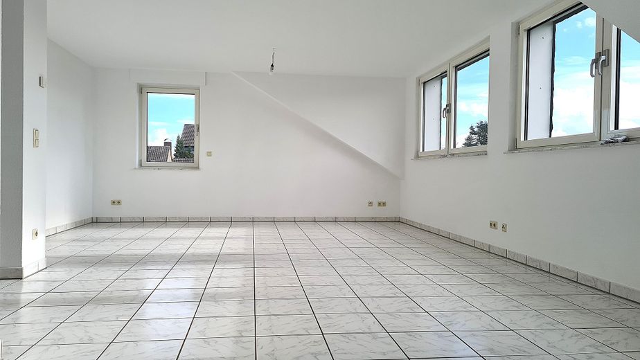 Hitzewelle? Etagenwohnung in kleiner Wohneinheit mit Klimaanlage – Wohnzimmer nicht möbliert