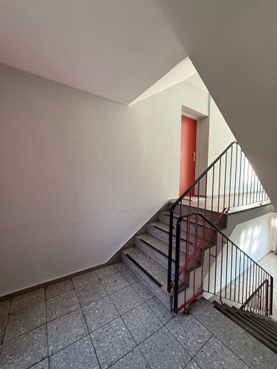 Wunderschöne leerstehende Zweizimmerwohnung mit Garage – Treppenhaus