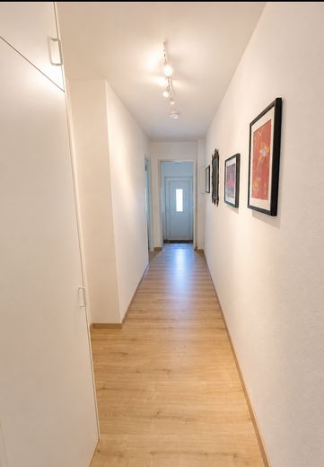 Gepflegte 2-Zimmer-Wohnung mit Südwest-Terrasse, separatem Aufgang und Tiefgaragenstellplatz – Flur
