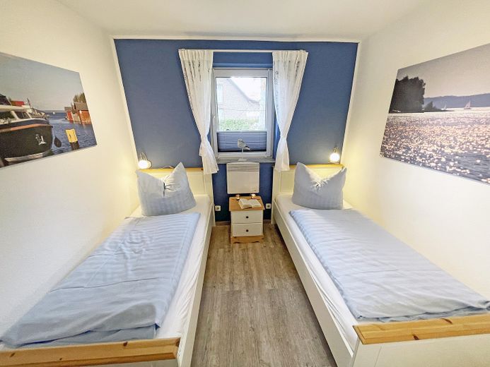 TOP-Altersvorsorge: 4-Sterne-Ferienhaus in ruhiger Lage nur 200m zum Plauer See – Schlafzimmer m. 2 Einzelbetten