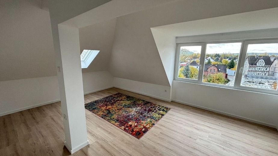 2-Zimmer-Dachgeschosswohnung in zentraler Wohnlage – Wohnbereich - www.immobilien-heise.de