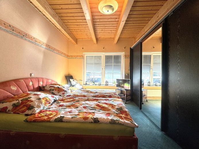 Warum noch Miete zahlen? Massiver Bungalow im Landhausstil in ruhiger Umgebung von Buchholz (Aller) – Schlafzimmer 1
