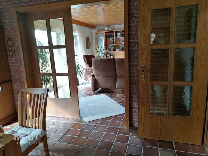 Repräsentatives Mehrfamilienhaus mit Traumgrundstück- – Blick zum Wohnzimmer