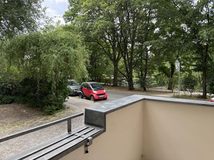 Bezpośrednio nad kanałem Landwehrkanal – jasne mieszkanie 1-pokojowe z balkonem, wolne od zaraz (bez prowizji) – Blick vom Balkon
