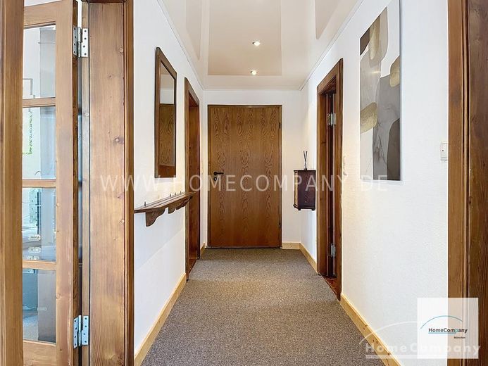 Appartement de 3 pièces lumineux et agréablement meublé avec terrasse sur le toit – e8b48b41099943f2864bbd764e62917896374915.jpg