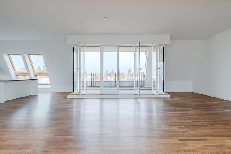 Dachgeschosswohnung direkt am Boxhagener Platz ! 7-Zimmer ! Provisionsfrei ! – Wohnzimmer