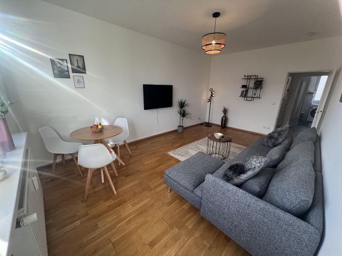 de particulier : libre d’occupation ou rendement de 5 %, emplacement privilégié : appartement 2 pièces avec balcon, ascenseur, place de parking, à proximité du canal – Wohnzimmer Blick vom Balkon
