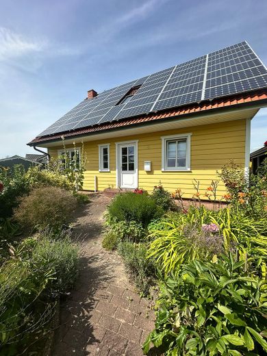 Ruhiges, sonniges & energieeffizientes Einfamilienhaus direkt „hinter’m Deich“ nahe Büsum – Hausfront 