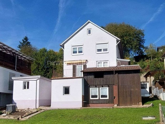 RESERVIERT: Freistehendes Einfamilienhaus mit großem Garten hat Ausbaupotential – Foto 1