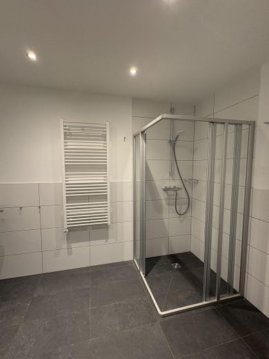 Erstbezug: Moderne Erdgeschosswohnung mit Terrasse sowie energieeffizientem Wohnkomfort – Duschbad 1