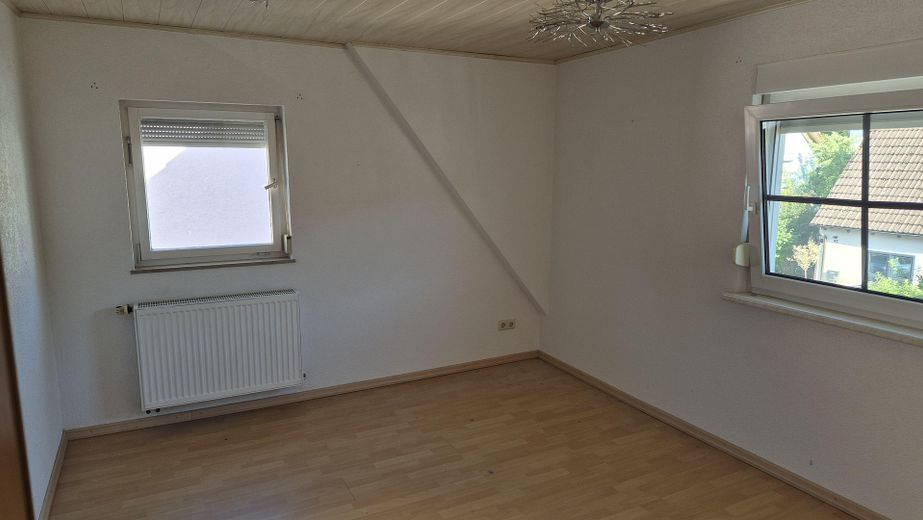 €12,000 saved on estate agent fees! Modernised semi-detached house with garden: close to the centre, quiet, low ancillary costs – Zimmer 2 OG