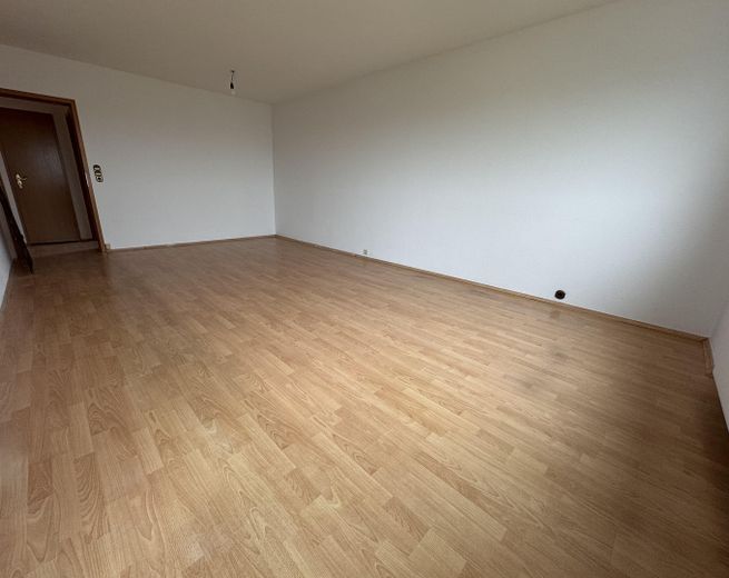 Moderne 3-Zimmer Wohnung mit Balkon im 10. OG in Köln-Eil (Porz) – Wohnzimmer