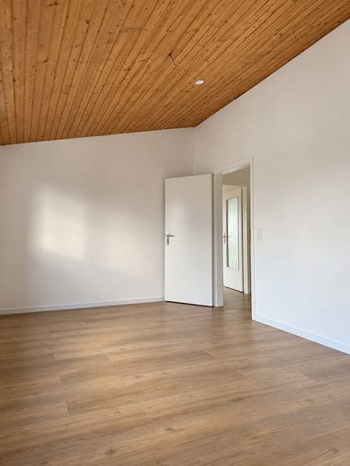 3 habitaciones, balcón y vistas al castillo: vivienda de alta calidad completamente renovada en Königstein – Schlafzimmer mit Blick zur Tür