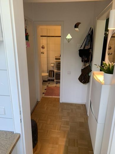 Exklusive, vollständig renovierte 1-Zimmer-Wohnung mit Einbauküche in Düsseldorf – Diele, Blick in das Bad