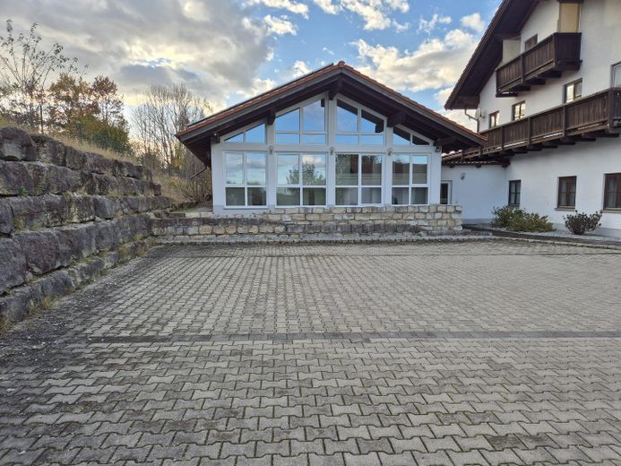 Locali ufficio esclusivi a Schwindegg – Frontansicht