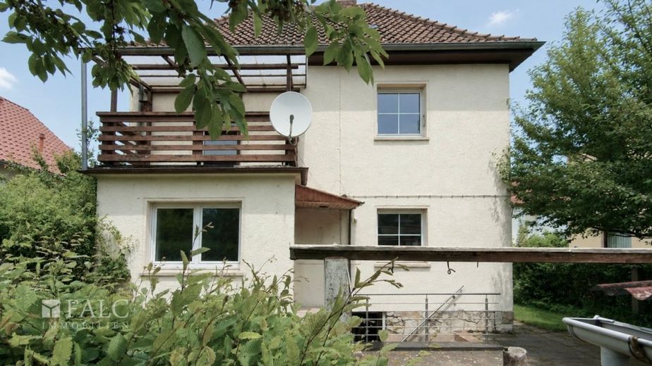 Familienhaus mit Gartenidylle sucht neue Ideen und frischen Glanz – Haus Gartenansicht
