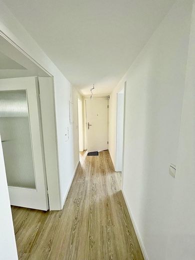 Luminoso appartamento mansardato di 3 locali a Monaco-Allach con posto auto e porzione di giardino privata – Flur