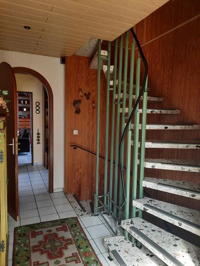 Casa unifamiliare con possibilità di appartamento indipendente/alloggio multigenerazionale su terreno spazioso - senza provvigione – Windfang Eingangsbereich