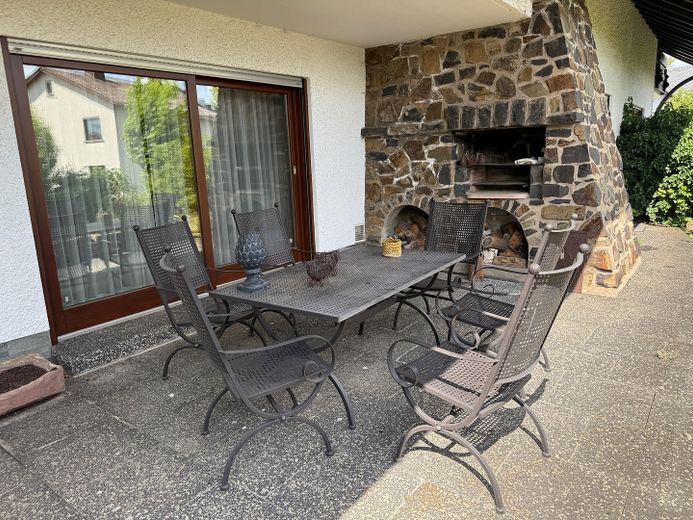 Viel Raum zum Leben: Riesige Landhausvilla in Neuhof/Fulda! – Terrasse mit Außenkamin