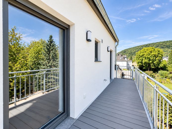 Zolderappartement met balkon en uitzicht op het groen, evenals KfW-lening met een subsidie van 30.000 euro – Balkon