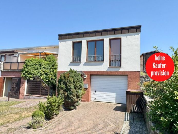 HORN IMMOBILIEN ++ Casa con appartamento indipendente (affittato) a Neubrandenburg, Bergstraße – Foto 1