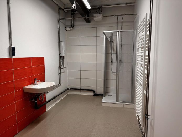 Produktions- und Lagerflächen zu vermieten (Gebäude C) – Duscheinheit 1