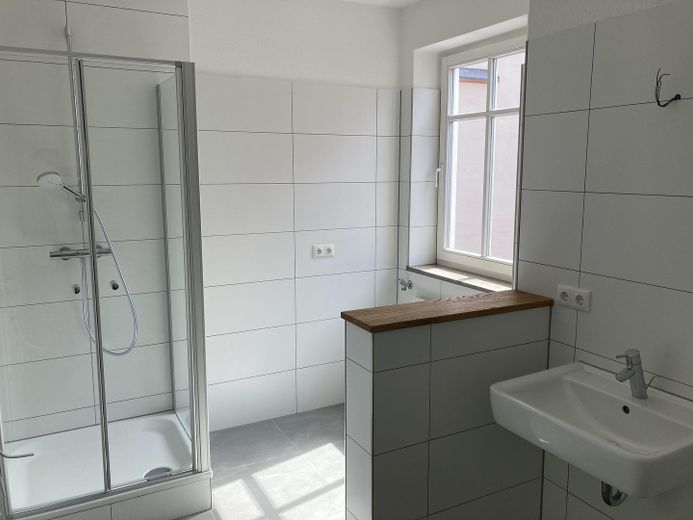 Appartement rénové lumineux de 3,5 pièces au cœur d’Obernburg – Tageslicht Duschbad