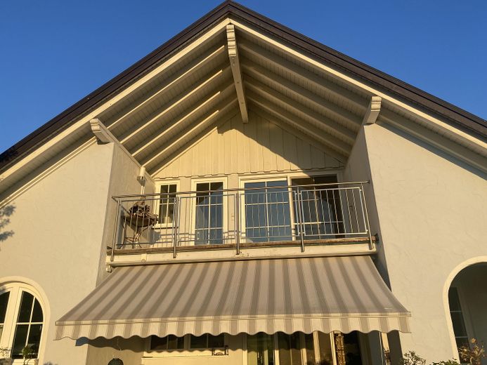 Überdachter Balkon