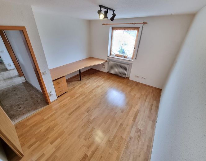 Großzügiges Einfamilienhaus mit 4 Garagen – Provisionsfrei – Ideal für große Familien – EG Kind/Büro