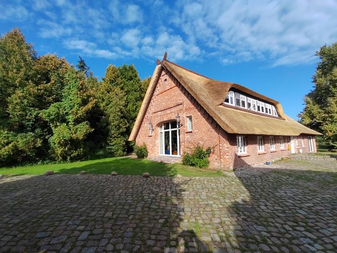 Kernsaniertes Bauerhaus unter Reet auf naturnahem Grundstück in Feldrandlage – Fassade Süd-Ost