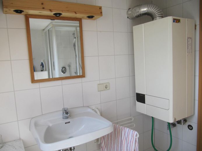2 ½ Familienhaus in zentraler, ruhiger Süd- und Aussichtslage in St. Georgen/Schwarzwald – Bad und Gastherme DG