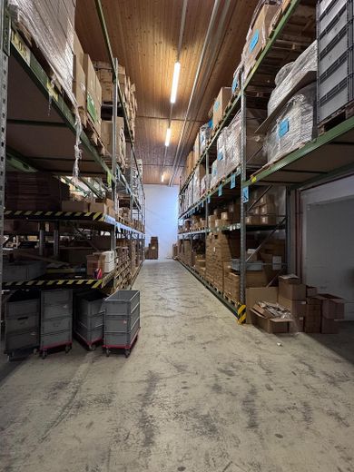 Hal met 300 m² en 6,50 m vrije hoogte, volledige warmte-isolatie – Regale bis zur Decke